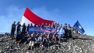 Meriahkan HUT RI ke-80, Tim Ekspedisi ESPA IX Gelar Upacara di Puncak Gunung Slamet