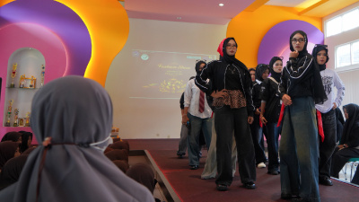 Harmoni Era dan Budaya Warnai Peragaan Busana Skadebe SKATUSA