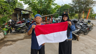 Semangat Kemerdekaan dari Sekolah, SKATUSA Bagikan Bendera Merah Putih kepada Warga